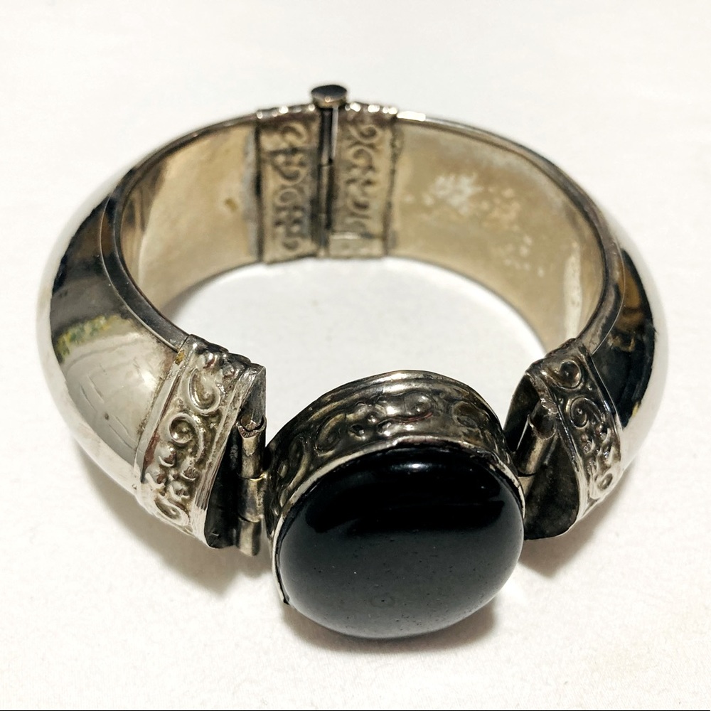 LARGE THICK SILVER & LARGE ONYX BANGLE WITH OPENING CLAP